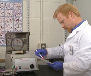 Клиника лечения наркозависимости в Сосногорске Врач в кабинете клиники